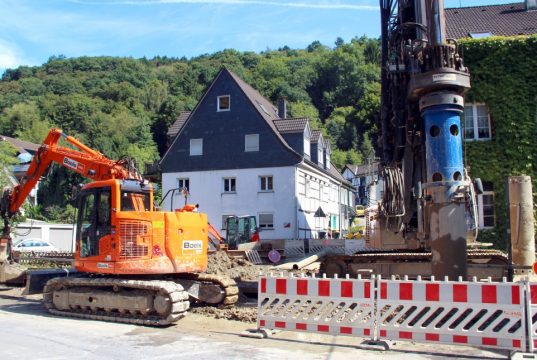 Die Bauarbeiten an der Eschbachstraße in Unterburg laufen auf Hochtouren. Der Einbau der Mühlendamm-Brücke wird sich allerdings verzögern. (Foto: B. Glumm)