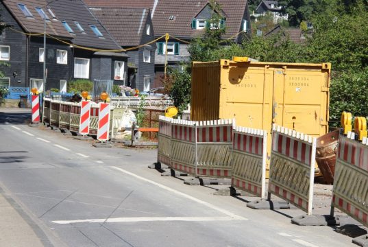 Die Eschbachstraße wird am 11. Oktober für zunächst einen Tag voll gesperrt bleiben. Dann soll die Mühlendammbrücke eingehoben werden. (Foto: B. Glumm)