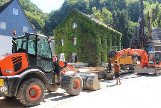 Großbaustelle Eschbachstraße: Seit Monaten laufen die Bauarbeiten und führen immer wieder zu Vollsperrungen. (Foto: B. Glumm)