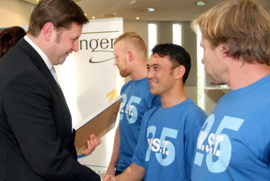 Oberbürgermeister Tim Kurzbach gratuliert den Mitarbeitern und Auszubildenden der WST GmbH für die hervorragende Ausbildungsarbeit des Unternehmens. (Foto: B. Glumm)