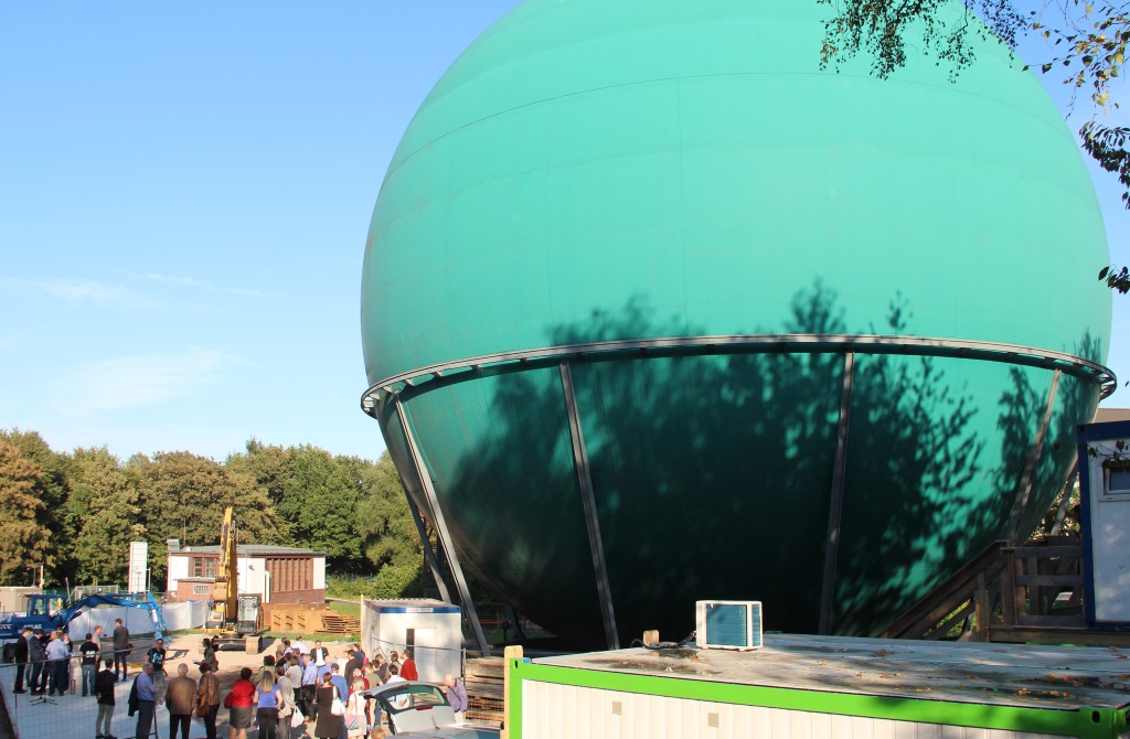 Im ehemaligen Kugelgasbehälter der Stadtwerke wird ein Planetarium kommen. Nebenan entsteht zudem ein weitere Gebäude, denn auch die Sternwarte zieht nach Ohligs. (Foto: B. Glumm)
