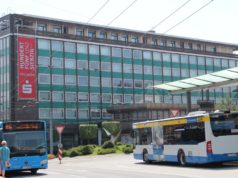 Die Hauptstelle der Stadt-Sparkasse Solingen an der Kölner Straße. Hier soll Wohnraum entstehen. Den Neubau plant man an der Peter-Knecht-Straße . (Archivfoto: © B. Glumm)
