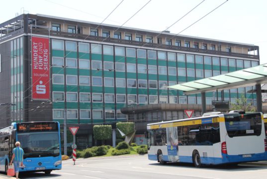 Die Hauptstelle der Stadt-Sparkasse Solingen an der Kölner Straße. Hier soll Wohnraum entstehen. Den Neubau plant man an der Peter-Knecht-Straße . (Archivfoto: © B. Glumm)
