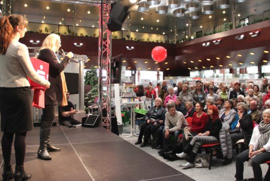 Volles Haus auf der Aktivia am Samstag in der Hauptstelle der Stadt-Sparkasse. Erstmals errichtete man auf der Seniorenmesse eine Bühne, auf der zahlreiche Aktionen stattfanden. (Foto: B. Glumm)