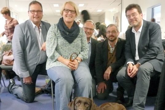 Die Labrador- und Therapiehündin Maya (im Bild mit Besitzerin Annette Montag) war der heimliche Star beim 4. Bergischen Palliativtag im Kplus Forum Solingen. Über ihren Besuch freuten sich (v.l.) Dr. Hans-Ulrich Giesen, Chefarzt der Abteilung Anästhesie, Intensivmedizin und Schmerztherapie in der St. Lukas Klinik und als Regionalleiter des Regionalen Schmerz- und Palliativzentrums der Deutschen Gesellschaft für Schmerzmedizin (DGS) Solingen Veranstalter des Treffens, Dr. med. Harald Bannies, in Solingen niedergelassener Allgemeinmediziner und Schmerztherapeut und im Solinger DGS-Vorstand, sowie die Referenten Prof. Dr. Raymond Voltz aus Köln und Dr. Stephan Probst aus Bielefeld. (Foto: Kplus Gruppe)