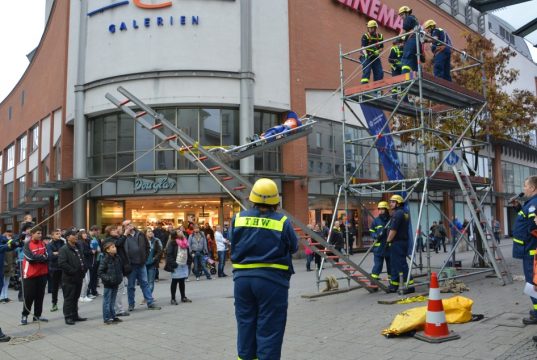 Die THW-Bergungsgruppen zeigen morgen wieder Vorführungen zum Thema „Retten aus Höhen und Tiefen“. An den Clemens-Galerien werden mehfrach Stofftiere "gerettet" werden. (Foto: THW Solingen)