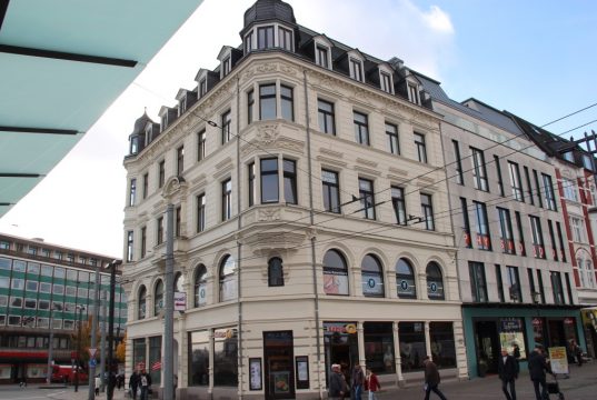 Seit 1892 steht das Tückmantel-Haus an der Kölner Straße. Die schweren Luftangriffe während des Zweiten Weltrkrieges überstand das Haus als eines der wenigen Gebäude in der Innenstadt nahezu schadlos. (Foto: B. Glumm)