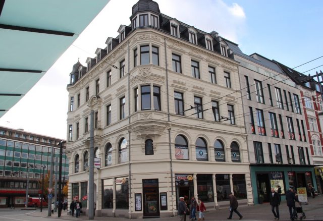 Seit 1892 steht das Tückmantel-Haus an der Kölner Straße. Die schweren Luftangriffe während des Zweiten Weltrkrieges überstand das Haus als eines der wenigen Gebäude in der Innenstadt nahezu schadlos. (Foto: B. Glumm)