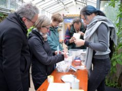 Viele Gartenfreunde waren zur dritten Saatgutbörse in den Botanischen Garten gekommen. Sie holten sich Informationen und tauschten Saatgut. (Foto: © Martina Hörle)