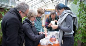 Viele Gartenfreunde waren zur dritten Saatgutbörse in den Botanischen Garten gekommen. Sie holten sich Informationen und tauschten Saatgut. (Foto: © Martina Hörle)