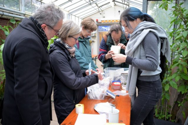 Viele Gartenfreunde waren zur dritten Saatgutbörse in den Botanischen Garten gekommen. Sie holten sich Informationen und tauschten Saatgut. (Foto: © Martina Hörle)