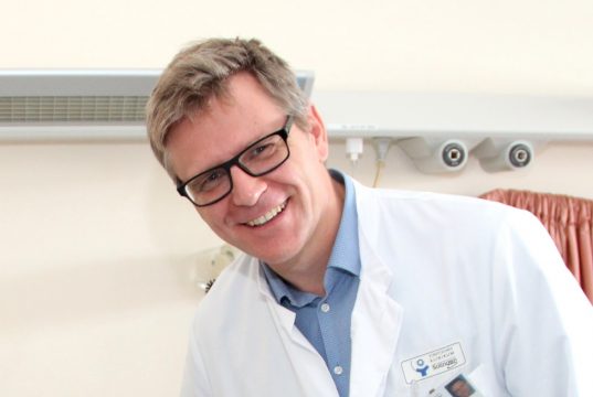 Dr. Sebastian Hentsch ist Chefarzt der Klinik für Frauenheilkunde und Geburtshilfe. Seine Kollegen udn er laden am 8. Oktober zum Weltstilltag ins Klinikum ein. (Archivfoto: © Bastian Glumm)