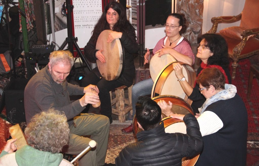 Rhythmus im Blut hatten die Teilnehmerinnen und Teilnehmer des Trommel-Workshop, der von Uli Putsch während der "Nacht der mystischen Wesen" angeboten wurde. (Foto: B. Glumm)