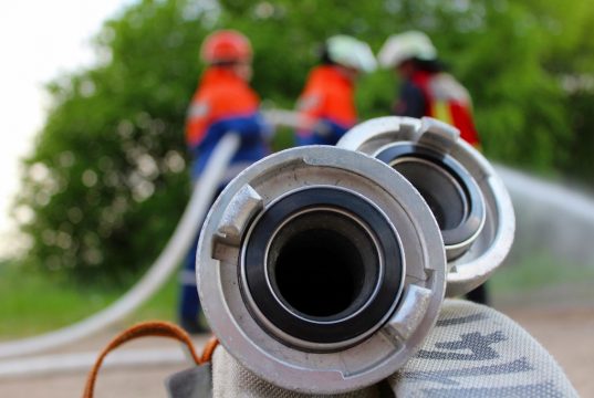 In der Walder Jahnkampfbahn richtet die Jugendfeuerwehr eine sogenannte Leistungsspangen-Abnahme aus. (Foto: Tim Oelbermann)