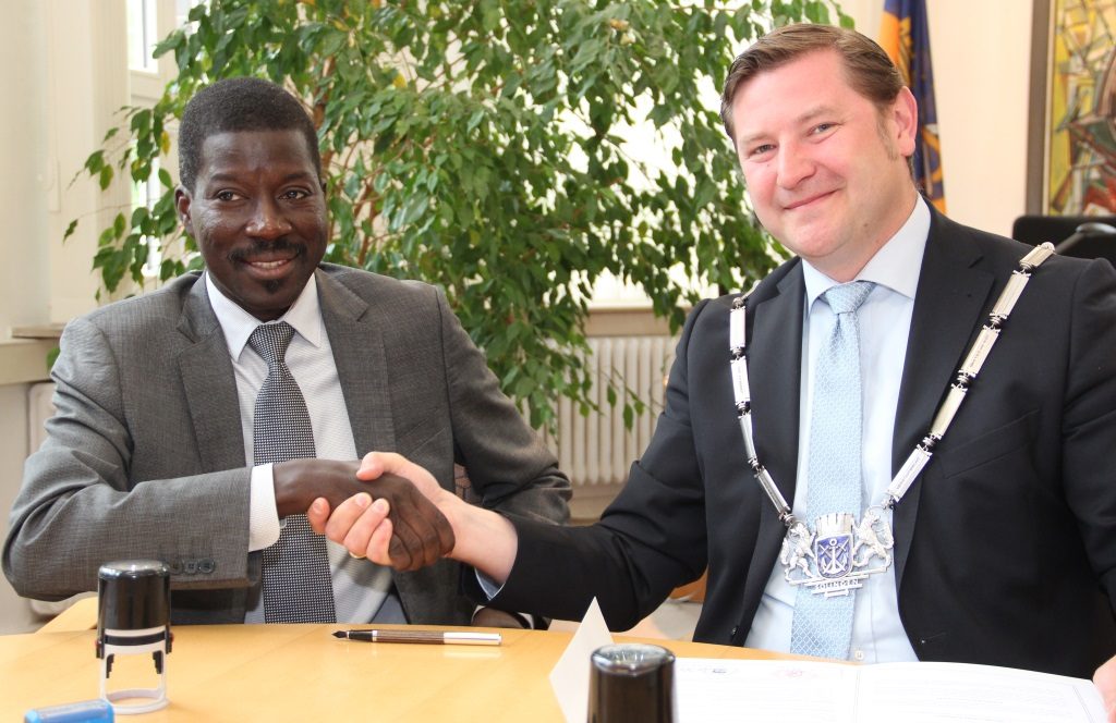 Bürgermeister Talla Sylla aus Thiès (li.) und Oberbürgermeister Tim Kurzbach bei der Unterzeichnung des Partnerschaftsvertrages im Solinger Rathaus. (Archivfoto: © B. Glumm)