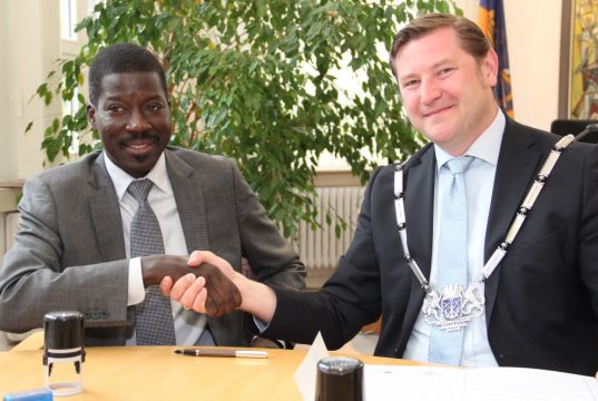 Bürgermeister Talla Sylla aus Thiès (li.) und Oberbürgermeister Tim Kurzbach bei der Unterzeichnung des Partnerschaftsvertrages im Solinger Rathaus. (Archivfoto: © B. Glumm)