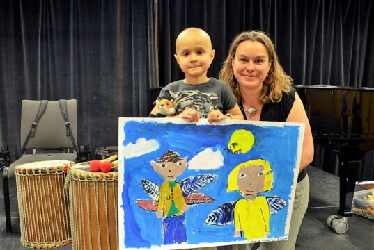 Beim diesjährigen Kindermal- und –klangfest malten die Vier- bis Vierzehnjährigen wieder ganz bezaubernde Bilder. Inspiration holten sie sich aus der Geschichte „Sarah und der Elfenwald“ von Jo-Inn Werner. Die achtjährige Francesca Naliensi entwarf das Gewinnerbild, das im kommenden Jahr das Plakat des Kindermalfestes zieren wird. (Foto: © Martina Hörle)
