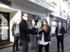 Freuen sich, dass der 360° Walk jetzt auch in Gräfrath umgesetzt wird: v.li. Werner und Ben Koch (EXCIT3D GmbH), Apotheker Dr. Stefan Goedecke, Gianna Graf (EXCIT3D GmbH) und Dario Dzamastagic. (Foto: © Bastian Glumm)