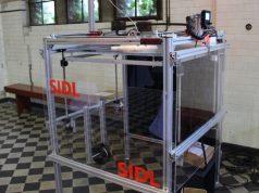 Das 3D-Netzwerk präsentiert neben seinem eigenen Leistungsangebot zudem zwei Entwicklungen des Netzwerk-Partners SIDL: der „Dobot", ein Roboterarm, der drucken, gravieren, zeichnen und Objekte platzieren kann sowie die SIDL-Box, ein skalierbarer Großraumdrucker, der Objekte bis zu einer Höhe von mehreren Metern drucken kann. (Foto: © 3D-Netzwerk)