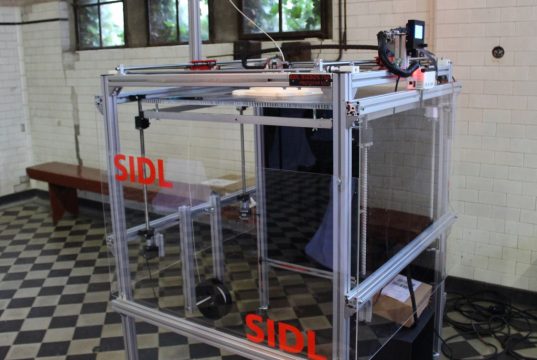 Das 3D-Netzwerk präsentiert neben seinem eigenen Leistungsangebot zudem zwei Entwicklungen des Netzwerk-Partners SIDL: der „Dobot", ein Roboterarm, der drucken, gravieren, zeichnen und Objekte platzieren kann sowie die SIDL-Box, ein skalierbarer Großraumdrucker, der Objekte bis zu einer Höhe von mehreren Metern drucken kann. (Foto: © 3D-Netzwerk)