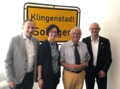 Schauten sich im 3D-Netzwerk im Gründer- und Technologiezentrum um: v.li. Manfred Todtenhausen (FDP), Karin van der Most, Vorsitzende der FDP-Fraktion im Bergischen Rat, Ulrich G. Müller, Fraktionsvorsitzender der FDP in Solingen und Frank Balkenhol, Geschäftsführer des GuT und der Wirtschaftsförderung Solingen. (Foto: © FDP)