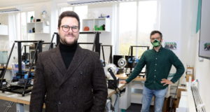 Onur Dogan (li.) und Technologiemanager Evgeniy Khavkin vom 3D Startup Campus Solingen entwickelten eine effektive Schutzmaske aus dem 3D-Drucker. (Foto: © Bastian Glumm)