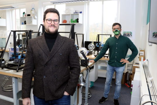 Onur Dogan (li.) und Technologiemanager Evgeniy Khavkin vom 3D Startup Campus Solingen entwickelten eine effektive Schutzmaske aus dem 3D-Drucker. (Foto: © Bastian Glumm)