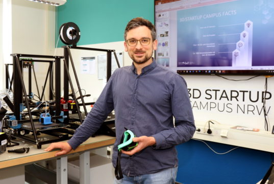 Evgeniy Khavkin ist Technologie-Manager im 3D Startup Campus im Gründer- und Technologiezentrum Solingen. (Foto: © Bastian Glumm)