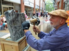 Neben vielen Mitmachaktionen konnten die Besucher den Künstlern bei ihrer Live-Kunst über die Schulter schauen. Hier bearbeitet Bildhauer Manfred Fürth schwarzen Speckstein. (Foto: © Martina Hörle)