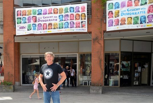 Initiator Timm Kronenberg vom city-art-project hat mit seiner Banner-Idee einen absoluten Volltreffer gelandet. Die Beteiligung ist weit besser als erhofft. (Foto: © Martina Hörle)