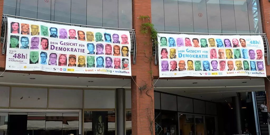 Insgesamt haben sich bisher 268 "Demokratie-Freunde" für die Banner in den Clemens-Galerien fotografieren lassen. (Foto: © Martina Hörle)Insgesamt haben sich bisher 268 "Demokratie-Freunde" für die Banner in den Clemens-Galerien fotografieren lassen. (Foto: © Martina Hörle)