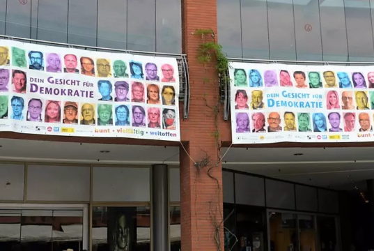 Insgesamt haben sich bisher 268 "Demokratie-Freunde" für die Banner in den Clemens-Galerien fotografieren lassen. (Foto: © Martina Hörle)Insgesamt haben sich bisher 268 "Demokratie-Freunde" für die Banner in den Clemens-Galerien fotografieren lassen. (Foto: © Martina Hörle)