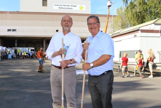 „Unsere Stadt kann nicht sauber genug sein“, meint Bürgermeister Ernst Lauterjung (re. hier mit Stadtdirektor Hartmut Hoferichter), der am kommenden Samstag mit vielen Mitstreitern Müll sammeln will. (Foto: © Bastian Glumm)