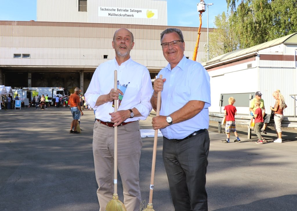 Hatten beim Tag der offenen Tür des Müllheizkraftwerkes gestern gute Laune: Stadtdirektor Hartmut Hoferichter (li.) und Bürgermeister Ernst Lauterjung. (Foto: © Bastian Glumm)