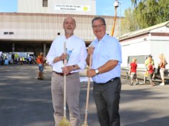 Hatten beim Tag der offenen Tür des Müllheizkraftwerkes gestern gute Laune: Stadtdirektor Hartmut Hoferichter (li.) und Bürgermeister Ernst Lauterjung. (Foto: © Bastian Glumm)