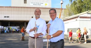 Hatten beim Tag der offenen Tür des Müllheizkraftwerkes gestern gute Laune: Stadtdirektor Hartmut Hoferichter (li.) und Bürgermeister Ernst Lauterjung. (Foto: © Bastian Glumm)