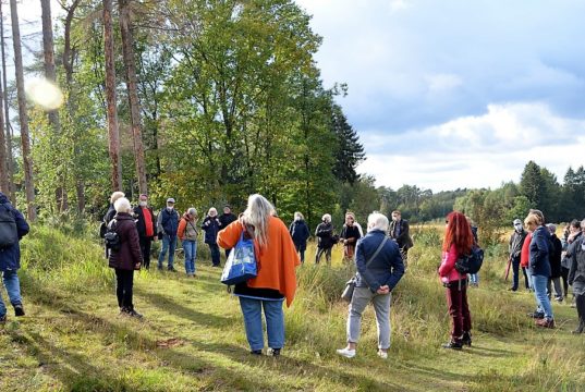 Der 6. Literarische Wandertag stieß auf großes Interesse. Zahlreiche Literaturfreunde hatten sich eingefunden und begleiteten die Autoren des FDA/NRW und der Solinger Autorenrunde auf ihrer Tour durch die Ohligser Heide. (Foto: © Martina Hörle)