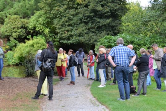Schon zum sechsten Mal findet der jährliche Literarische Wandertag statt. In diesem Jahr führt die Route durch die Ohligser Heide. Mitglieder des Freien Deutschen Autorenverbandes/NRW und der Solinger Autorenrunde lesen in der freien Natur aus ihren Werken. (Archivfoto: © Martina Hörle)