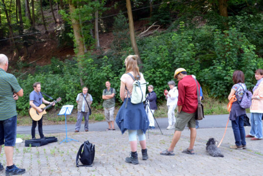 Der 7. Literarische Wandertag führte Autoren und Gäste von der Kohlfurther Brücke bis zum Manuelskotten. Vielseitige Interpretationen zum Thema „Zeiten und Brücken“ sorgten für eine abwechslungsreiche Veranstaltung. (Foto: © Martina Hörle)