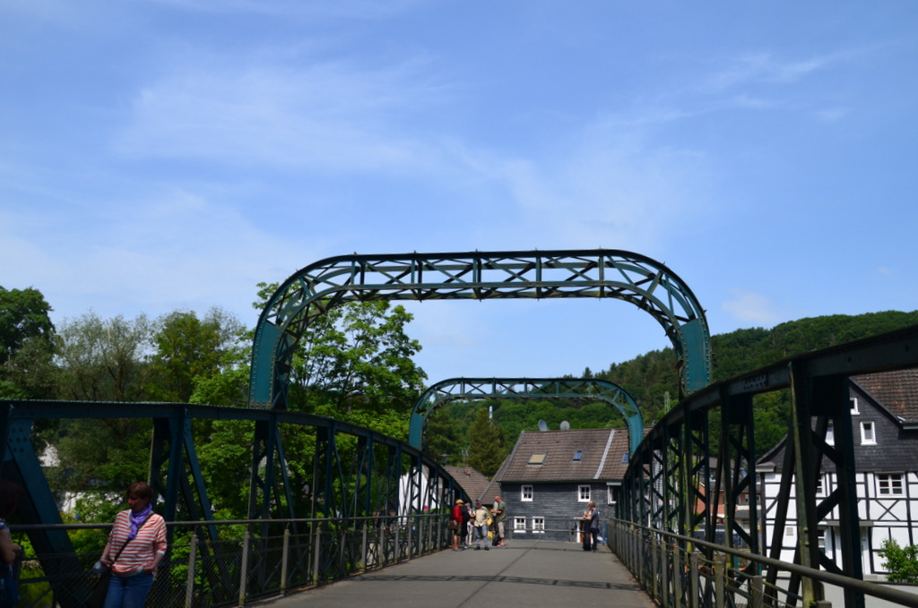 Die Kohlfurther Brücke ist eine kleine Brücke, die Solingen und Wuppertal auf eine einmalige Art und Weise verbindet, und nur für Fußgänger und Radfahrer freigegeben ist. (Foto: © Martina Hörle)