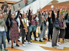 Rund 30 Mitglieder des Creative Arts Group e. V. sorgten am Samstag im Hofgarten mit ihrem Flashmob für großes Aufsehen. Im Juni tritt der Verein mit dem Musical 9 TO 5 im Theater auf. (Foto: © Martina Hörle)