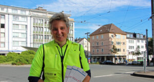 Katrin Grastat von der Verkehrsunfallprävention verteilte mit ihren Kolleginnen und Kollegen Flyer rund ums richtige Abbiegen an die Autofahrer. (Foto © Sandra Grünwald)