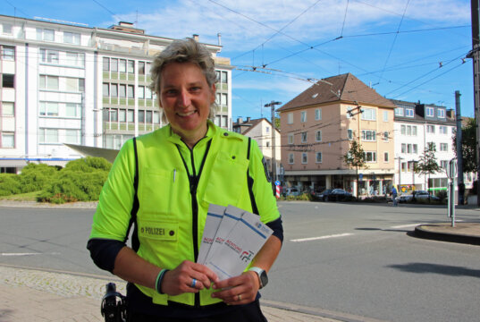 Katrin Grastat von der Verkehrsunfallprävention verteilte mit ihren Kolleginnen und Kollegen Flyer rund ums richtige Abbiegen an die Autofahrer. (Foto © Sandra Grünwald)