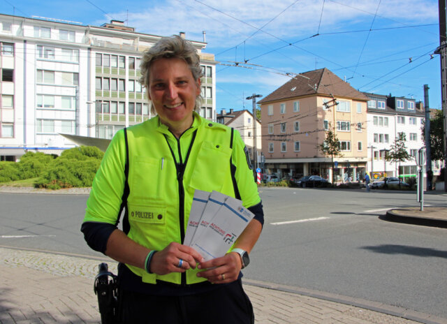 Katrin Grastat von der Verkehrsunfallprävention verteilte mit ihren Kolleginnen und Kollegen Flyer rund ums richtige Abbiegen an die Autofahrer. (Foto © Sandra Grünwald)