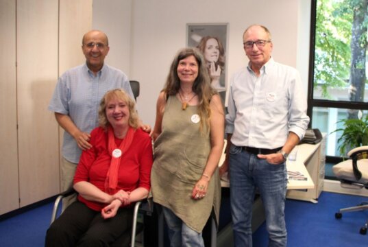 Andreas Sturm, Manu Wirtz, Saga Grünwald und Uwe Frinker (v.l.) am Dienstagabend in den Räumen der Nürnberger Versicherung Generalagentur in Ohligs, wo die Lesung aus der Anthologie „Bergische Abgründe“ stattfand. (Foto © S. Grünwald)