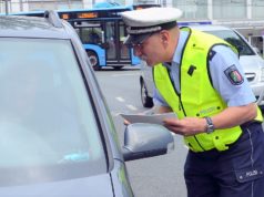 Die Beamten des Solinger Teams der Verkehrssicherheitsberater waren heute wieder mit einer interessanten und wichtigen Aktion auf Solingens Straßen unterwegs. Es ging um die Sensibilisierung der Fahrzeugführer beim Abbiegen. Hier informiert Polizeihauptkommissar Ulrich Schmidt einen Fahrer und verteilt Flyer. (Foto: © Martina Hörle)