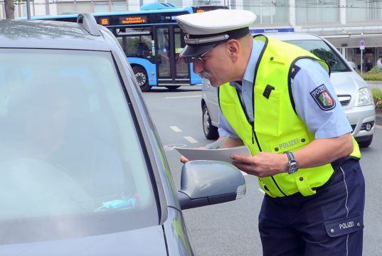 Die Beamten des Solinger Teams der Verkehrssicherheitsberater waren heute wieder mit einer interessanten und wichtigen Aktion auf Solingens Straßen unterwegs. Es ging um die Sensibilisierung der Fahrzeugführer beim Abbiegen. Hier informiert Polizeihauptkommissar Ulrich Schmidt einen Fahrer und verteilt Flyer. (Foto: © Martina Hörle)