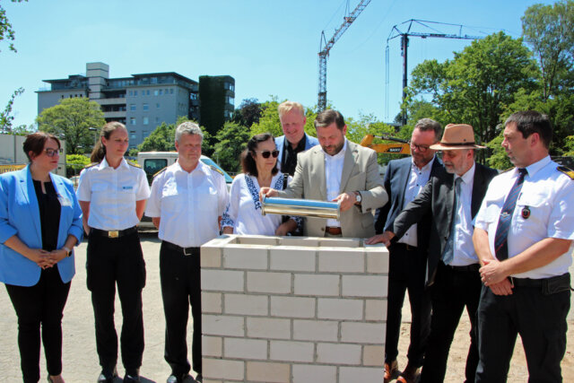 Oberbürgermeister Tim Kurzbach versenkte den Grundstein der Akademie für Gesundheitsberufe Solingen im Beisein gemeinsam mit den Professoren Eversmeyer und Standl, den Vertretern den Feuerwehren und Vertretern der Politik. (Foto © Sandra Grünwald)