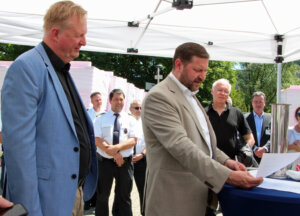 Prof. Dr. Martin Eversmeyer und Oberbürgermeister Tim Kurzbach befüllten die Metallkapsel. (Foto © Sandra Grünwald)