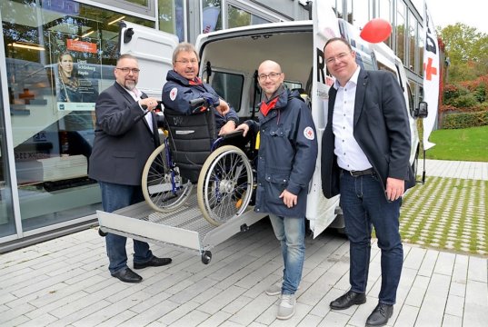 Ullrich Ohlmann (li.), Geschäftsführer DRK Mobil, und Dr. Thorsten Böth (re.), Kreisgeschäftsführer des DRK Kreisverbandes Solingen, sind sehr stolz auf das neue Elektrokraftfahrzeug. Es ist das erste dieser Art in Deutschland im Behindertendienst und ein Highlight auf dieser Messe. (Foto: © Martina Hörle)